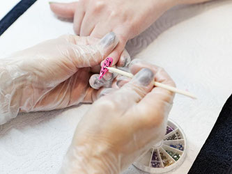 Wer sich die Nägel machen lässt, sollte darauf achten, dass der Nageldesigner wichtige Hygiene-Regeln beachtet. Foto: Monique Wüstenhagen