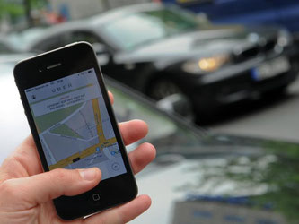 Uber bringt über seine Plattform Fahrer mit Fahrgästen zusammen. Foto: Britta Pedersen/Archiv