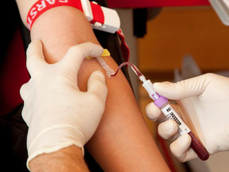 Bei jedem Blutspender wird immer wieder die Blutgruppe bestimmt - so kann das gespendete Blut fehlerfrei beschriftet werden. Foto: Kai Remmers