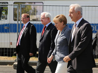 Es ist der erste Besuch der Kanzlerin in einem Flüchtlingsheim - und dann so einer: Nach den rechten Krawallen in Heidenau schlägt auch Merkel dort viel Aggression entgegen. Ihre Botschaft: Keine Toleranz für Ausländerfeinde. Auch der Bundespräsident find