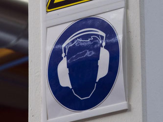 An vielen Arbeitsplätzen ist ein Gehörschutz vorgeschrieben. Dieser sollte jedoch individuell an das Ohr angepasst sein. In der Freizeit sollten Beschäftigte dem Hörorgan Ruhe gönnen. Foto: Jens Büttner