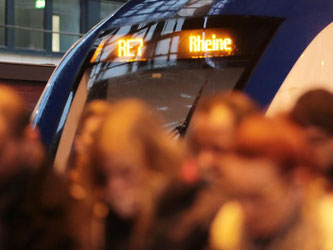 Pendler steigen in Köln aus dem Regionalzug Rhein-Münsterland-Express RE 7. Foto: Oliver Berg