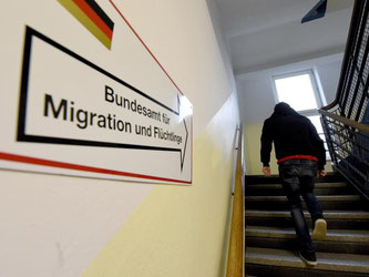 Ein Schild weist in der Erstaufnahmeeinrichtung in Neumünster auf eine Außenstelle des Bundesamtes für Migration und Flüchtlinge hin (Archiv). Foto: Carsten Rehder