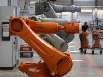 Kuka-Roboter in einer Produktionshalle in Augsburg. Foto: Karl-Josef Hildenbrand/Archiv