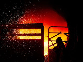 Stahlarbeiter in Salzgitter. Die Unternehmen blicken optimistisch in die Wirtschaftszukunft. Foto: Julian Stratenschulte