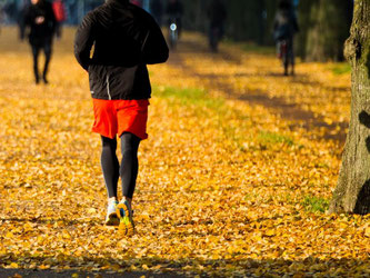 Wer in der kalten Jahreszeit regelmäßig draußen Sport treibt, kommt besser mit Temperaturschwankungen zurecht. Foto: Julian Stratenschulte