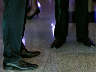 Nur keinen Stil-Fauxpas begehen. Zum schwarzen Anzug passen schwarze Schuhe am besten. Foto: Soeren Stache