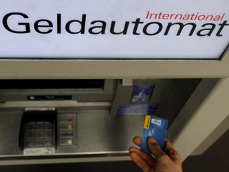 Auch das kostet bei Banken unterschiedlich viel: Abhebung am Geldautomaten ab. Foto: Angelika Warmuth/Archiv
