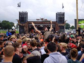 Metal-Fans feiern in Wacken. Foto: Axel Heimken