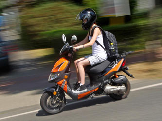 Zwei statt vier Räder: Gerade in der Stadt auf der Weg zur Arbeit können Roller eine Alternative zum Auto sein. Foto: Roland Weihrauch