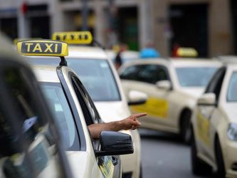 Der Mindestlohn macht Taxifahren teurer. Foto: Andreas Arnold/Archiv