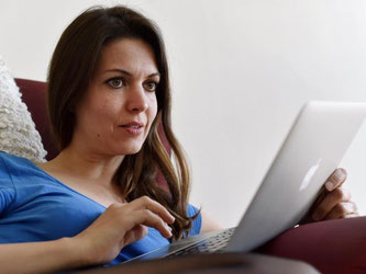 Online-Shopper sollten beim Bezahlen aufpassen. Häufig ist eine teure Bezahlart mit Gebühren vorausgewählt. Foto: Jens Kalaene