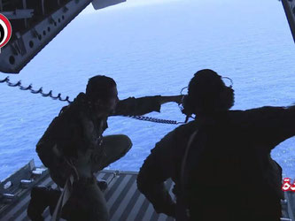 Ägyptische Militärflugzeuge suchen über dem Mittelmeer nach Spuren des abgestürzten Airbus. Foto: Ägyptisches Verteidigungsministerium