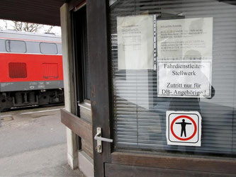 Heruntergelassene Jalousien versperren am Bahnhof in Bad Aibling den Blick in das Fahrdienstleiter-Stellwerk. Foto: Uwe Lein
