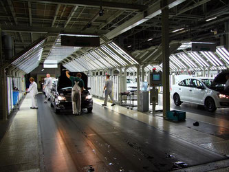 Arbeiter stehen bei der Qualitätskontrolle fertiger Fahrzeuge im VW-Werk in Kaluga, rund 170 Kilometer südlich von Moskau. Foto: Thomas Körbel