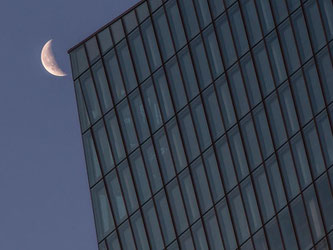 Der abnehmende Mond direkt neben der EZB-Zentrale. Die EZB kämpft gegen die insgesamt schwache Kreditvergabe im gemeinsamen Währungsraum an. Foto: Frank Rumpenhorst