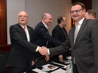 Der Verhandlungsführer der IG Metall, Hartmut Meine (l), und der Verhandlungsführer der Volkswagen AG, Martin Rosik. Foto: Peter Steffen