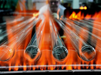 Glasröhren für Leuchtstoffröhren bei einem Lampenhersteller in Sachsen. Die Industrie geht leicht verstärkt in das jahr 2015. Foto: Hendrik Schmidt/Symbolbild