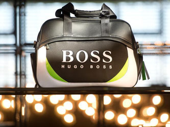 Eine Tasche der Modemarke Hugo Boss in der Zentrale des Modekonzerns in Metzingen. Foto: Sebastian Kahnert/Illustration