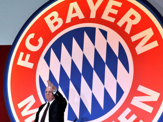 Uli Hoeneß winkt Zuschauern. Foto: Frank Leonhardt/Archiv