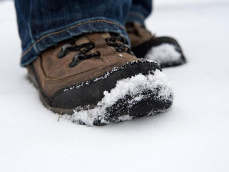 Schnee und Feuchtigkeit setzen ihnen zu: Schuhe machen im Winter viel mit, sie brauchen daher etwas Pflege. Foto: Andrea Warnecke