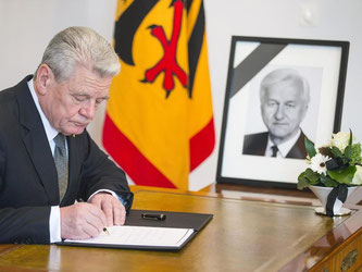 Bundespräsident Joachim Gauck schreibt ins Kondolenzbuch für den im Alter von 94 Jahren gestorbenen von Weizsäcker. Foto: Hannibal Hanschke
