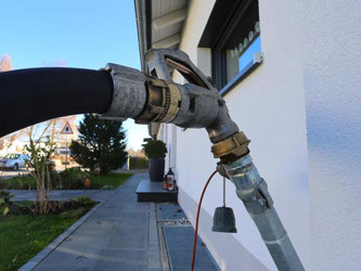 Auffüllung des Öltanks eines Privathauses. Wer mit Öl heizt, zahlt derzeit erheblich weniger als Besitzer von Gasheizungen. Foto: Karl-Josef Hildenbrand