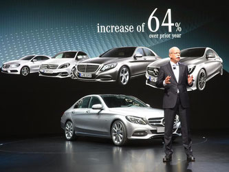 Daimler-Chef Dieter Zetsche darf sich freuen: Mit der neuen Mercedes-Benz C-Klasse hat sich das US-Geschäft wieder belebt. Foto: Uli Deck/Archiv