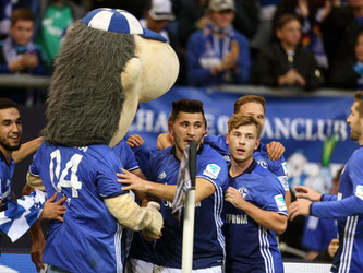 Die Schalker feiern mit ihrem Maskottchen. Foto: Ina Fassbender