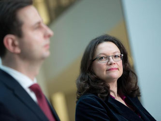 Andrea Nahles und ihr polnischer Amtskollege Wladyslaw Kosiniak-Kamysz geben anlässlich der Vereinbarung über die Zahlung von Mindestlöhnen für ausländische Lkw-Faher. Foto: Jörg Carstensen