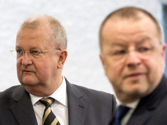 Der ehemalige Vorstandsvorsitzende der Porsche Automobil Holding SE, Wendelin Wiedeking (l), und der ehemalige Finanzvorstand Holger Härter stehen im Landgericht in Stuttgart. Foto: Marijan Murat/Archiv