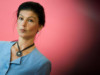 Sahra Wagenknecht macht sich ihren Reim auf Goethes «Faust». Foto: Bernd von Jutrczenka