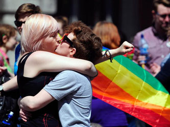 Zwei Frauen feiern das klare Votum der Iren für die Gleichstellung von Ehen homosexueller Paare. Foto: Aidan Crawley