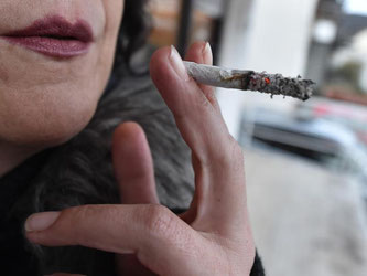 Rauchen kann Lungenkrebs hervorrufen. An diesem leiden immer mehr Frauen. Foto: Uli Deck