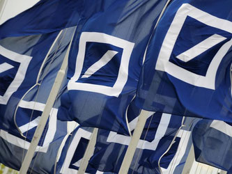Fahnen mit dem Logo der Deutschen Bank. Foto: Arne Dedert/Illustration