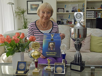 Schwimmerin Ingeborg Fritze hat viele Pokalen- und Medaillen bei Wettkämpfen gewonnen. Foto: Horst Ossinger