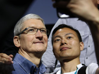 Apple-Chef Tim Cook posiert auf der Entwicklerkonferenz WWDC 2016 in San Francisco mit einem jungen Programmierer für ein Selfie. Foto: Christof Dernbach