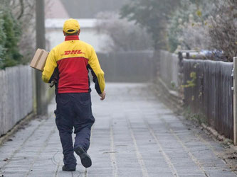 Ein DHL-Paketzusteller liefert Sendungen aus. Foto: Daniel Karmann