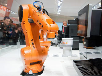 Ein Kuka-Roboter ist auf der Hannover Messe zu sehen. Foto: Julian Stratenschulte/Archiv