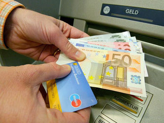 Kunde am Geldautomaten: Deutschland stößt mit seiner ablehnenden Haltung gegen die geplante europäische Einlagensicherung auf Kritik. Foto: Salome Kegler/Archiv