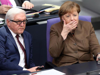 Bundeskanzlerin Merkel (CDU) und Bundesaußenminister Steinmeier (SPD) verfolgen die Debatte. Foto: Wolfgang Kumm