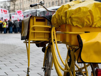 Mit den vorübergehenden Arbeitsniederlegungen protestieren die Postbeschäftigten gegen den Stillstand bei den Tarifverhandlungen über kürzere Arbeitszeiten. Foto: Sven Hoppe