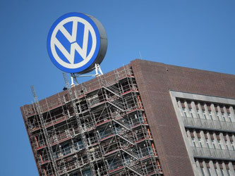 Der 20-köpfige VW-Aufsichtsrat sucht einen Ausweg aus der weltweiten Abgas-Krise. Foto: Rainer Jensen/dpa