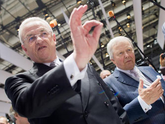 Martin Winterkorn (l) und Wolfgang Porsche bei der VW-Hauptversammlung in Hannover. Foto: Julian Stratenschulte