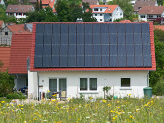 Sonnenkollektoren an einem Wohnaus: Mit der Reform EEG-Gesetzes soll von 2017 an die Förderung von Ökostrom umgestellt werden. Foto: Daniel Bockwoldt