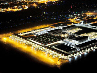Blick auf das neue Terminal und die Rollflächen des Flughafens Berlin Brandenburg Airport Willy Brandt in Schönefeld. Foto: euroluftbild.de/dpa