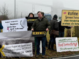 Umweltaktivisten protestieren vor einem Kraftwerk in Brandenburg gegen Kohlestrom und neue Tagebaue. Foto: Bernd Settnik