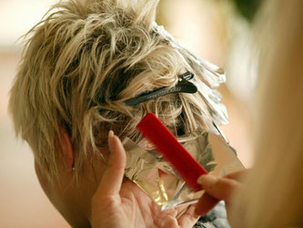 Wer eine neue Haarfarbe möchte, sollte bei der Wahl auch die eigene Augenfarbe beachten. Foto: Heinz von Heydenaber