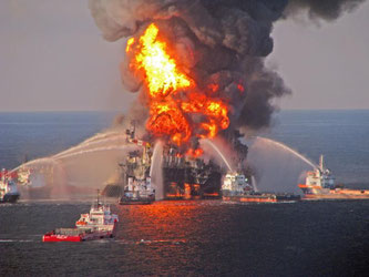 Die Explosion der Ölplattform «Deepwater Horizon» im April 2010 war eines der größten Unglücke in der Geschichte der Erdölförderung auf See. Foto: US Coast Guard/Archiv
