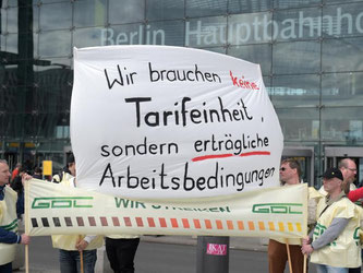 Mitglieder der Lokführergewerkschaft GDL demonstrieren vor dem Hauptbahnhof in Berlin. Foto: Rainer Jensen/Archiv